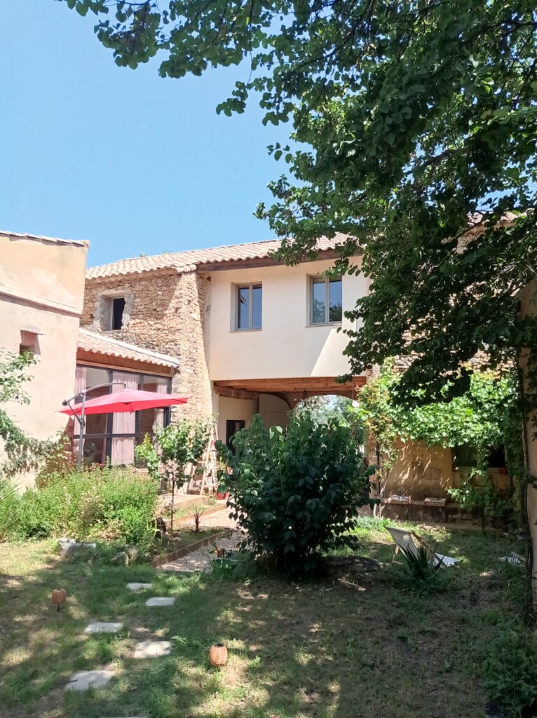 vue de la cour du projet de transformation d'un atelier en habitation par l'architecte Carmen Pastorino à Nîmes
