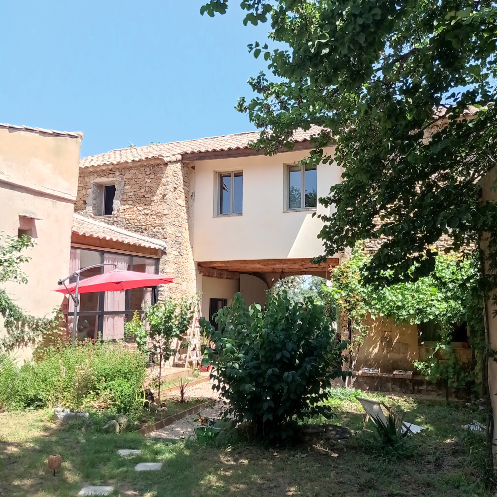vue de la cour du projet de transformation d'un atelier en habitation par l'architecte Carmen Pastorino à Nîmes