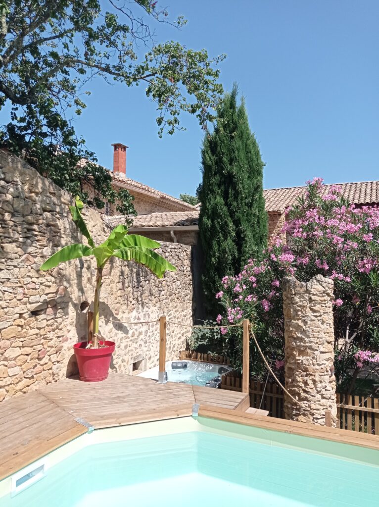 vue du jardin du projet de transformation d'un atelier en habitation par l'architecte Carmen Pastorino à Nîmes